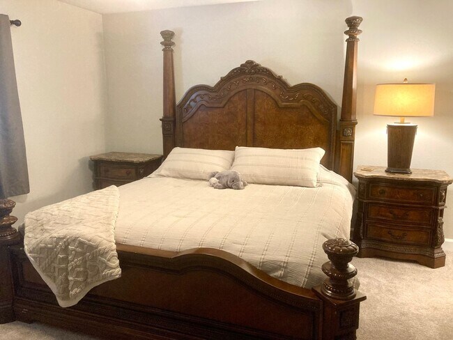 Building Photo - Furnished condo with dock!