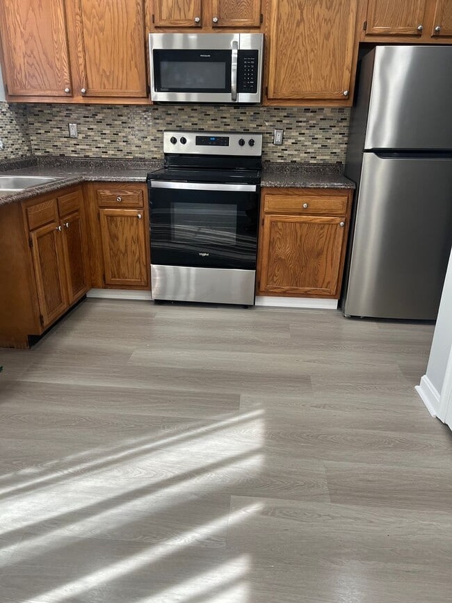 Building Photo - BEAUTIFUL, LARGE 3 BEDROOM RE-MODELED TOWN HOME! END OF GROUP HUGE FENCED IN YARD WITH A DECK! IT...