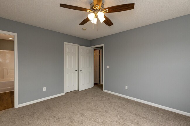 Building Photo - 204 Landmark Dr