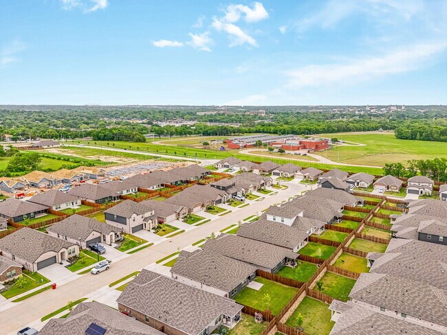 Building Photo - 2200 Dunbar Dr