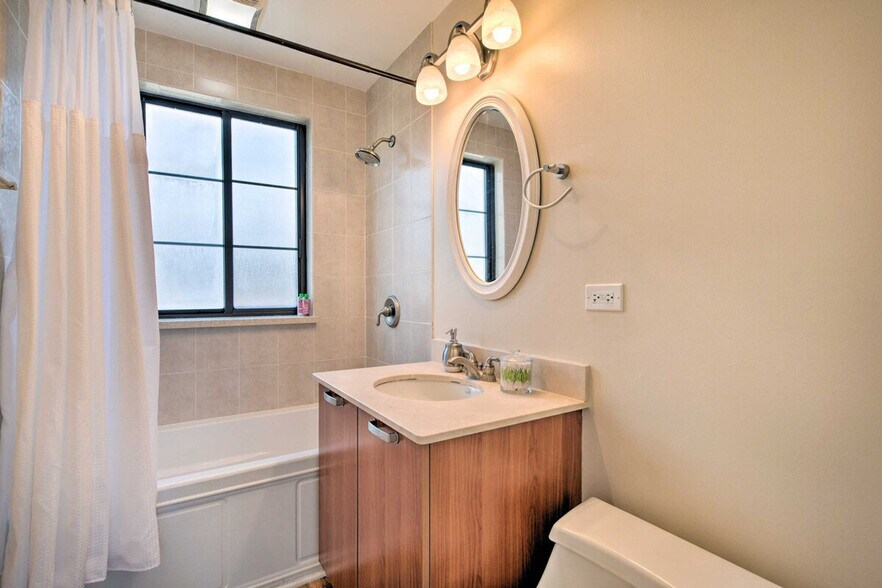 Building Photo - 7423 N Sheridan Rd