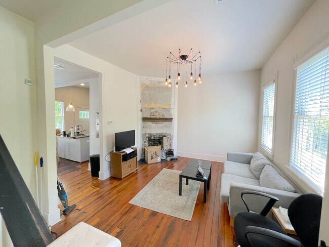 Building Photo - 2 BED | 2 BATH | PRIVATE PARKING | DIXON PARK