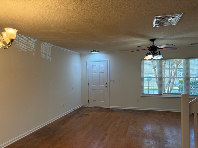 Building Photo - Charming Townhouse