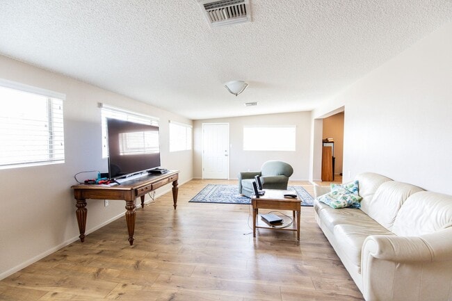 Building Photo - 6 Bedroom 3.5 Bathroom Tri-Level Home In Tempe close to ASU