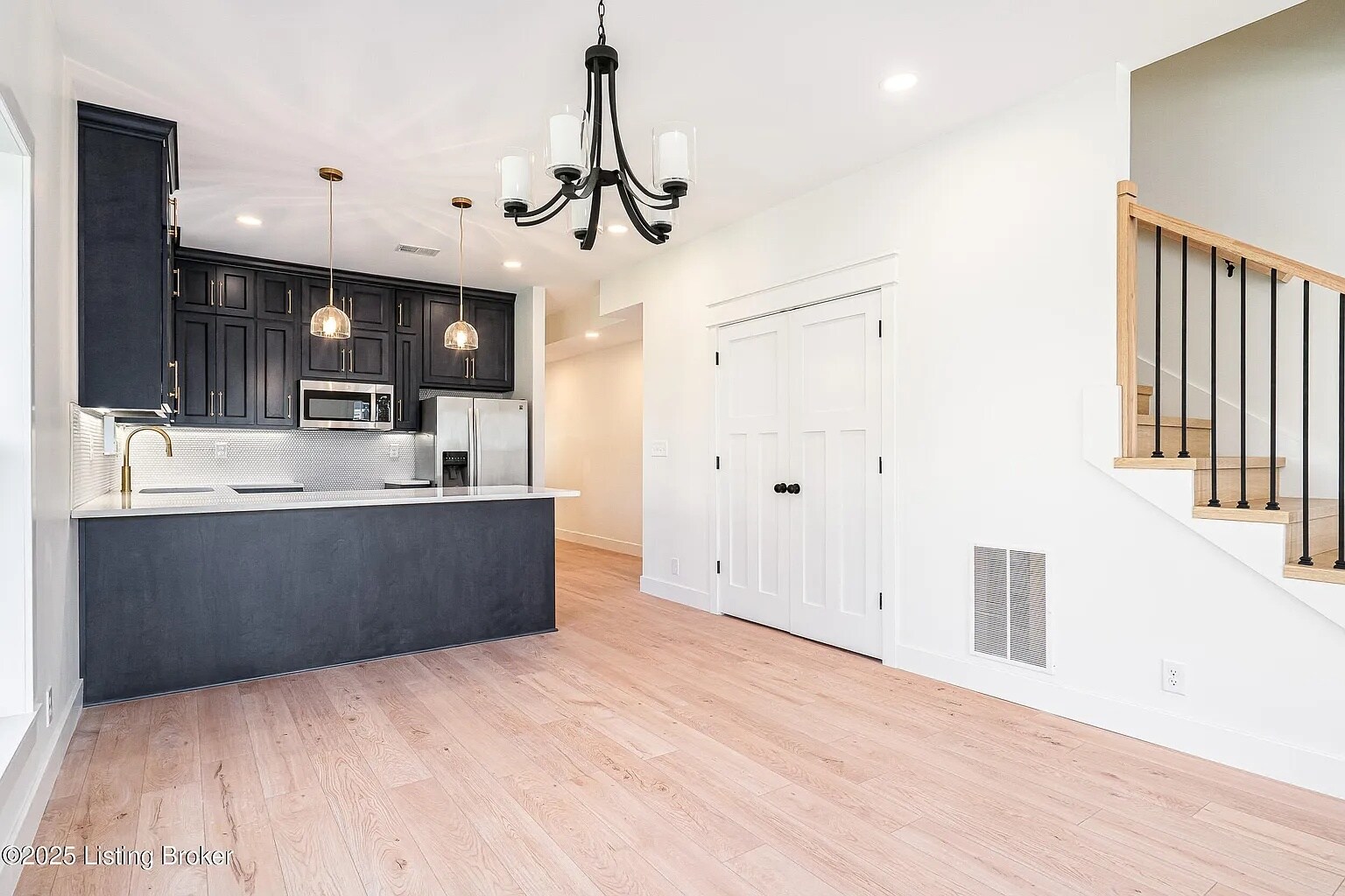 Building Photo - 935 E Madison St