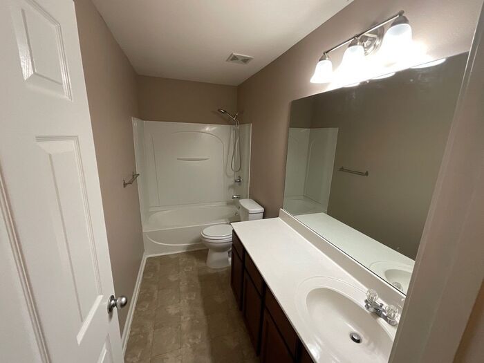 Building Photo - 504 Quinn Dr