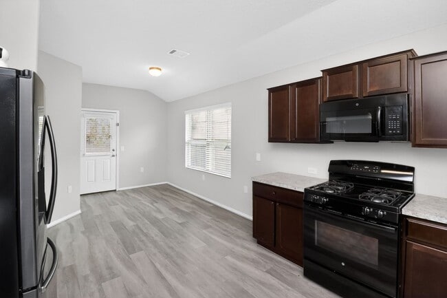 Building Photo - Spacious 3 Bed / 2 Bath w/ Large Kitchen & Natural Light