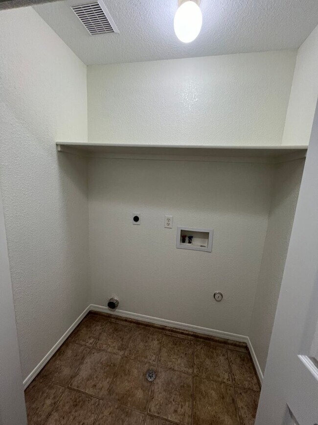 Building Photo - RV PARKING!!