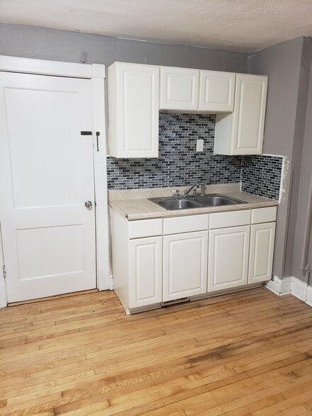 Building Photo - 1751 S 60th St