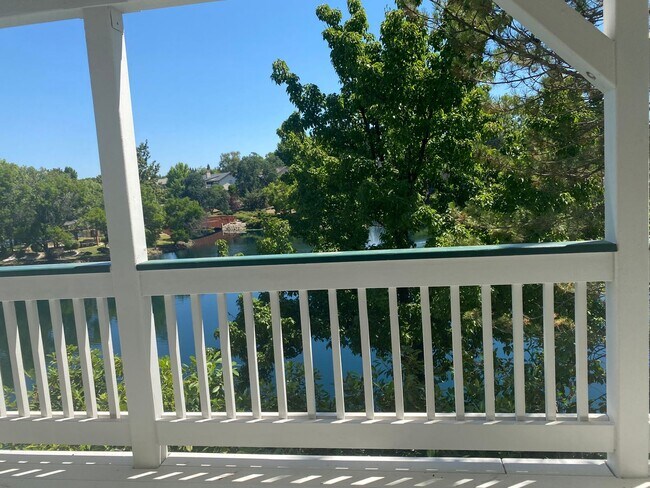 Building Photo - Beautiful Lakefront Home in the Vineyard! ...