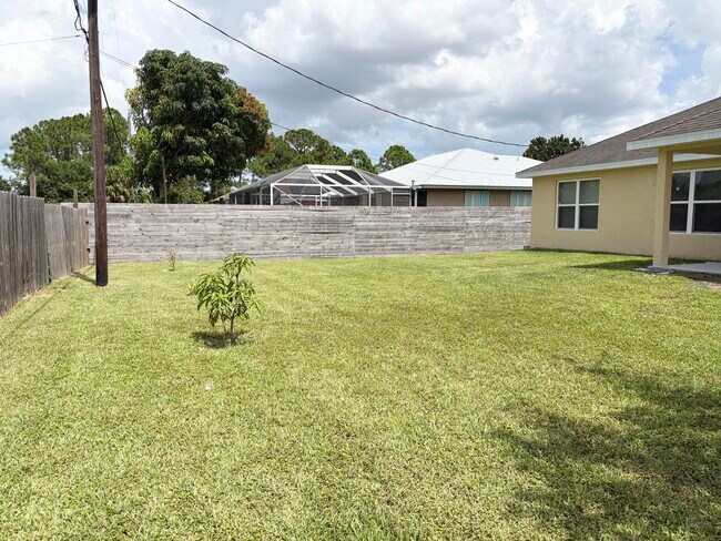 Building Photo - 213 SW Starfish Ave