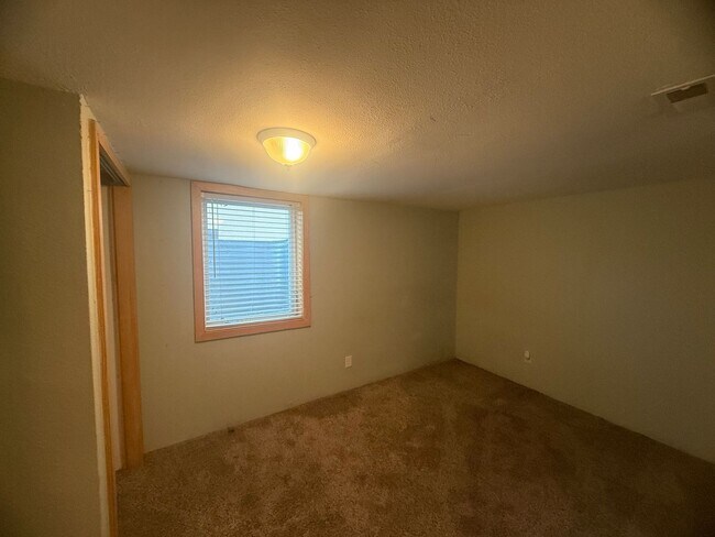 Building Photo - Spacious four-bedroom, two bathroom, pet friendly home!