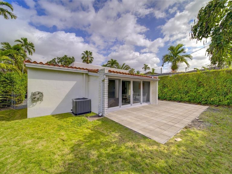 Building Photo - 1212 Medina Ave