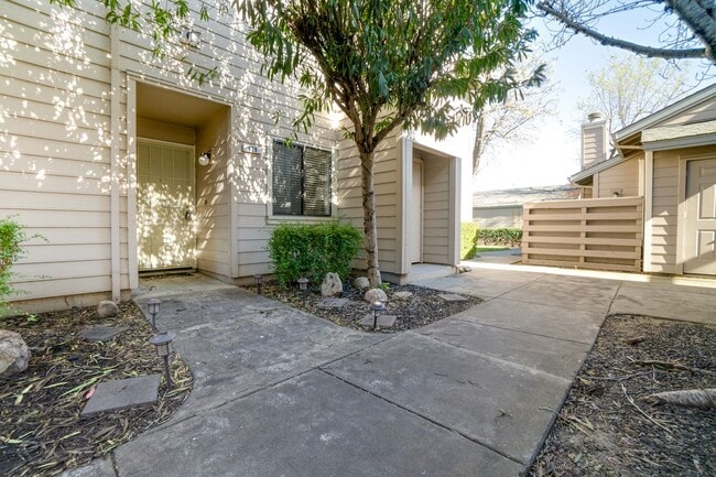 Building Photo - 2 Bedroom Condo For Rent