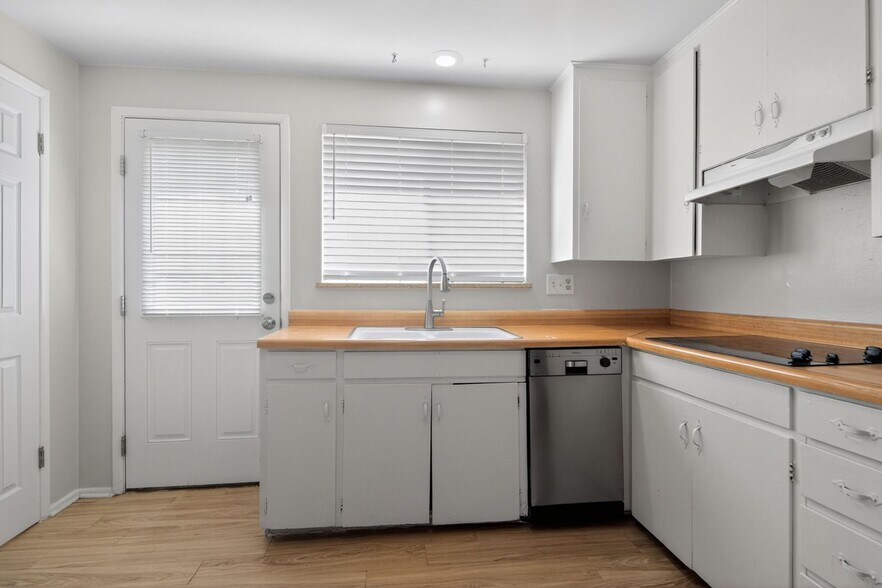 Building Photo - 6014 S Prince St