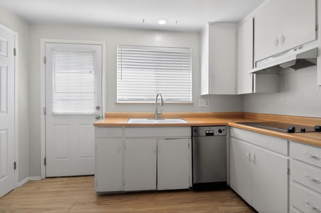 Building Photo - 6014 S Prince St