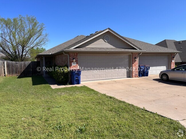 Building Photo - 1001 Trenton Dr