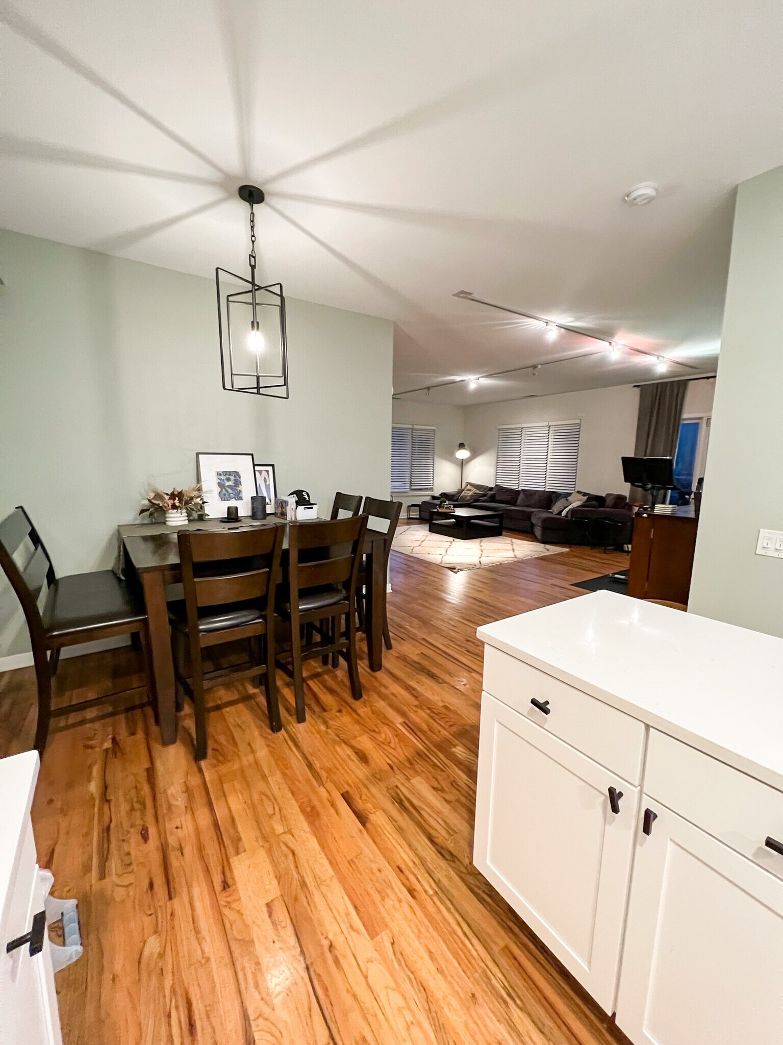 Building Photo - 912 W Chicago Ave