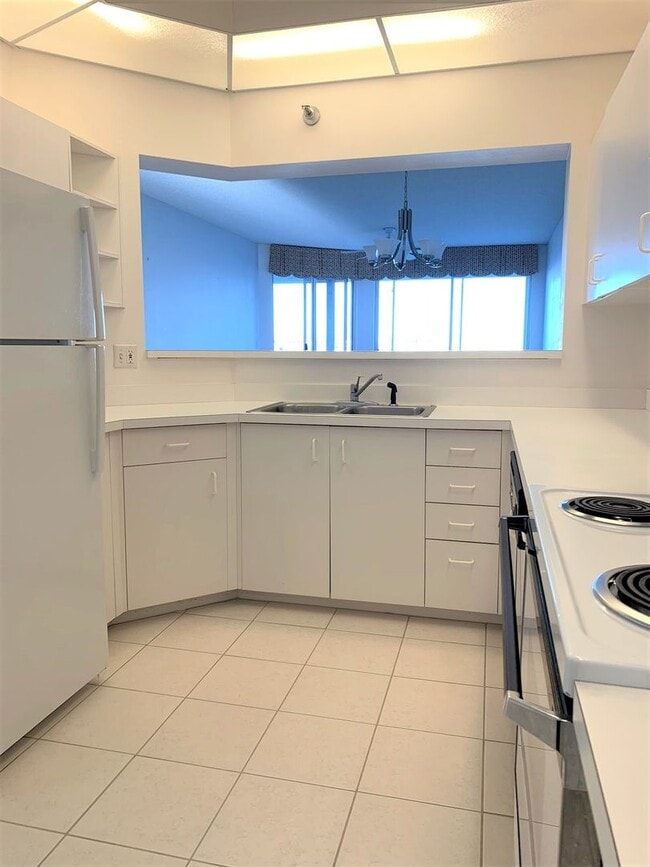 Building Photo - Condo - Coral Pointe At Harbourside with Water Views