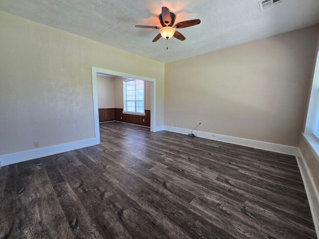 Primary Photo - 3 Bedroom 2 Bath home in Asher!