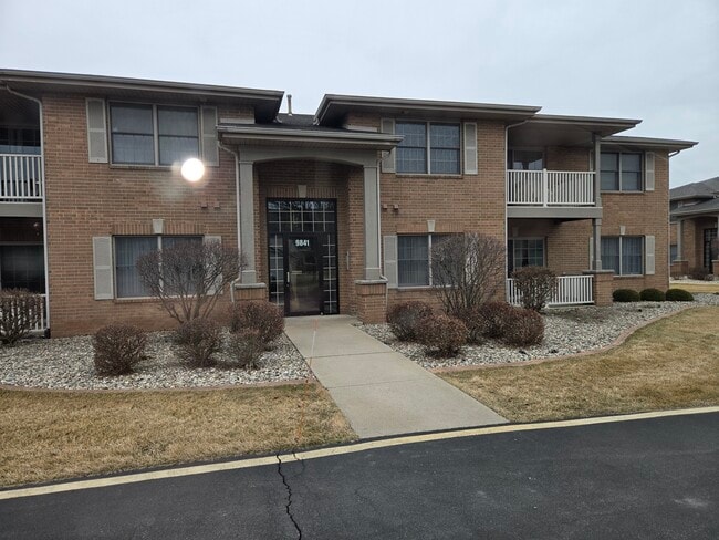 Building Photo - 9841 Wildwood Ct