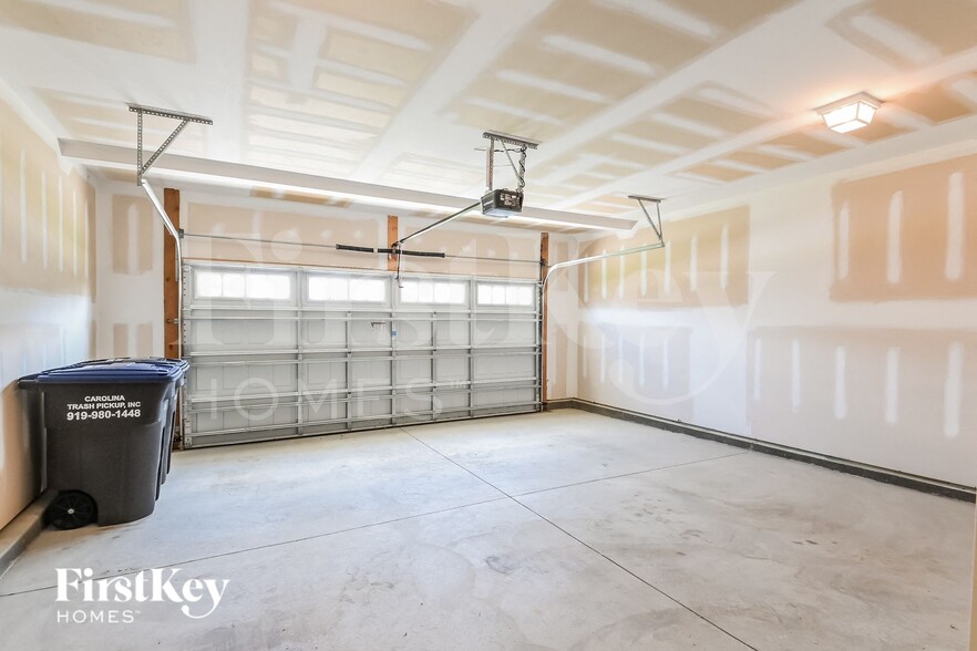 Building Photo - 92 Squire St