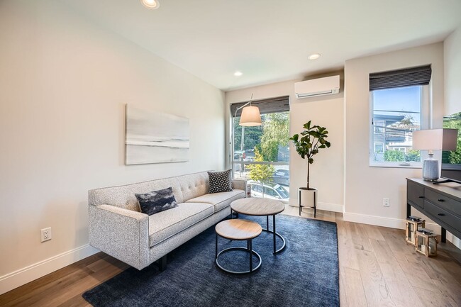 Building Photo - Modern stylings and cutting-edge convenien...