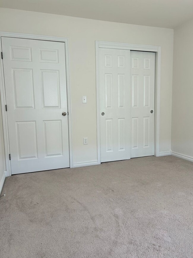 Building Photo - Spacious Townhome, Close to Fort Riley!