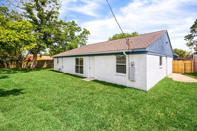 Building Photo - Recently Remodeled 3 bed, 2 bath, with 2-car Garage!