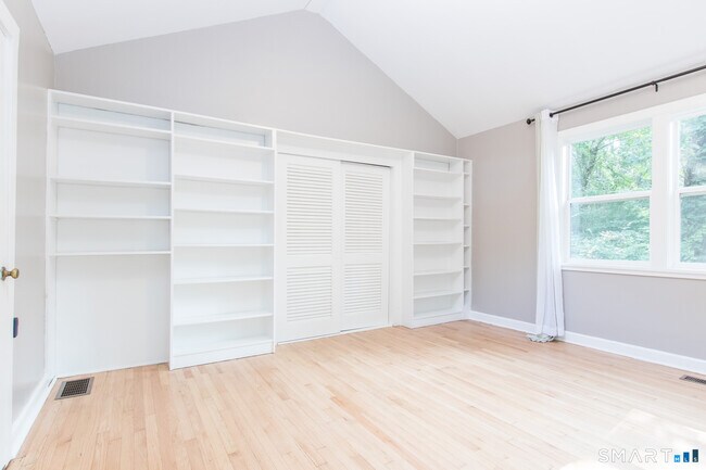 Building Photo - 211 New Canaan Rd