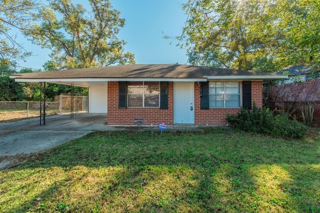 Building Photo - $1,120 - 3 bed/2 bath house in Turpin Hill, with fenced back yard! Section 8 Welcome!