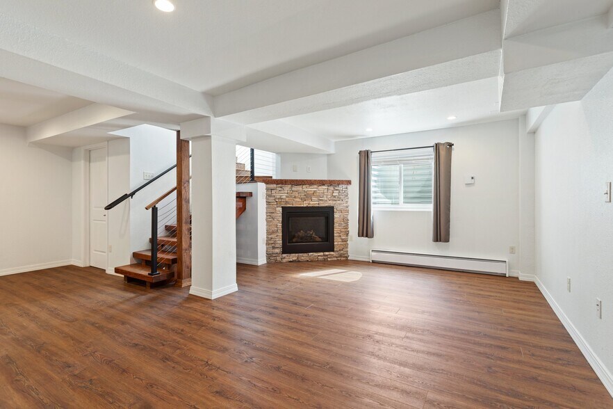 Primary Photo - 6 W Brookside St