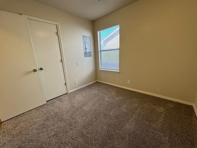 Building Photo - Gorgeous 3 bedroom 2 bathroom home
