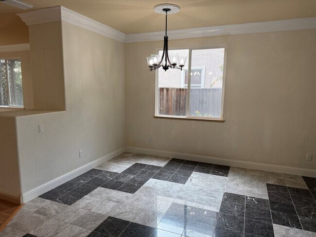 Building Photo - Modern 4 Bedroom w/ Loft Stonegate Area Vacaville *Star Rentals
