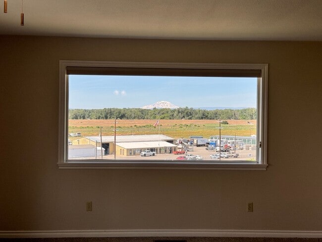Building Photo - Large lower valley home, freshly remodeled...
