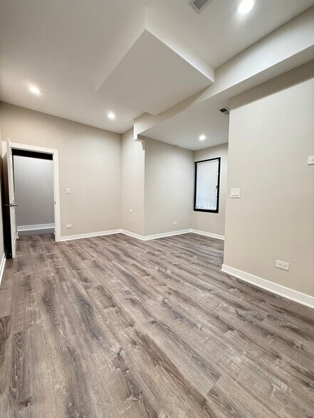 Building Photo - 5547 N Lincoln Ave