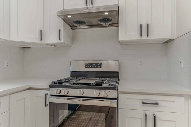 Building Photo - 5821 View Cir