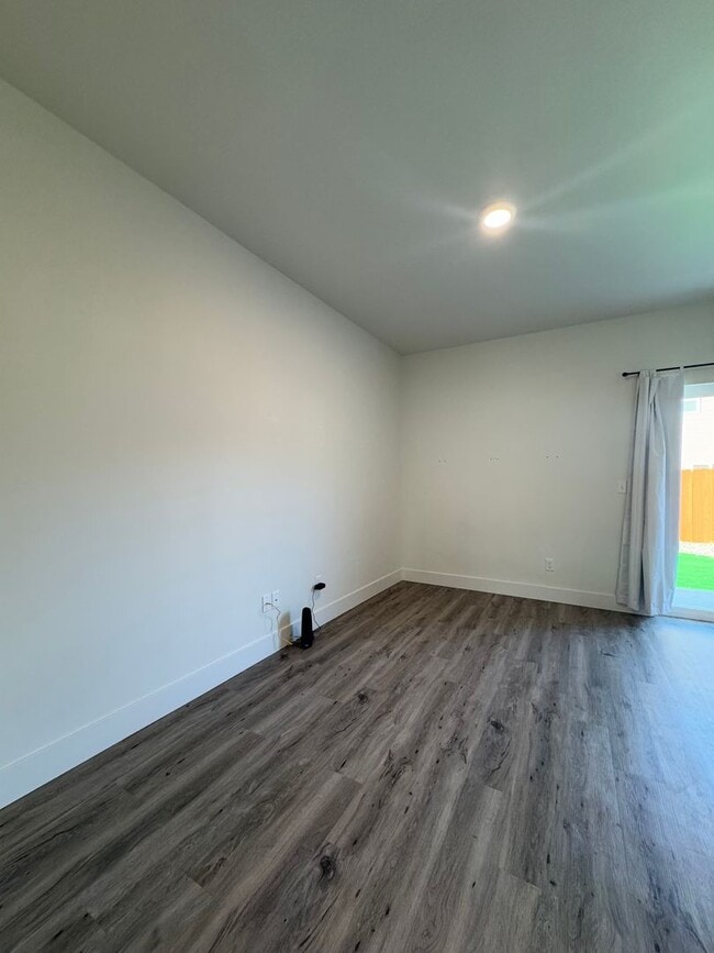 Building Photo - Peaceful Living Just Minutes from Town