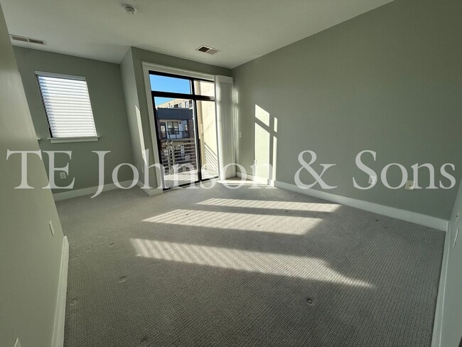 Building Photo - Modern Three Level Townhome in the Heart o...