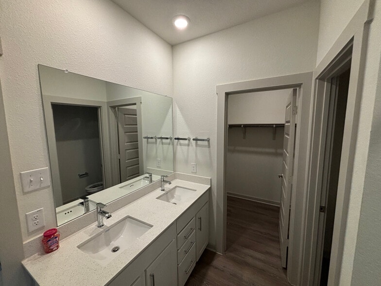 Building Photo - 305 Fremont Dr