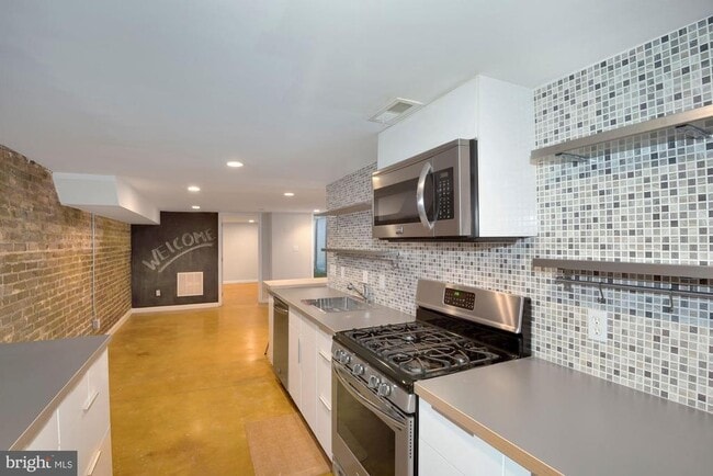 Building Photo - 2721 Ontario Rd NW