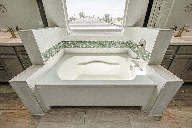 Building Photo - Beautiful 5bedrooms-2Baths Modern Style Home!