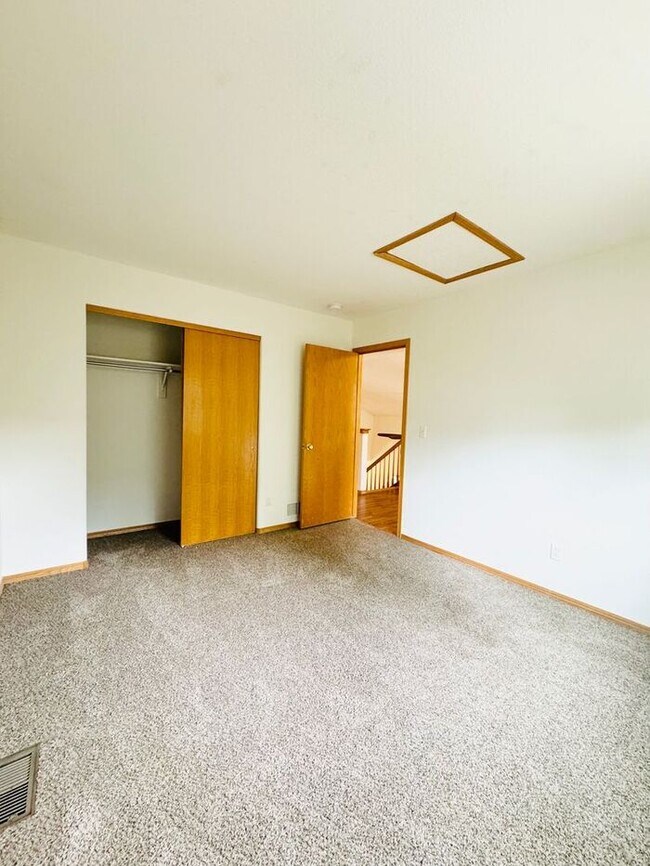 Building Photo - Gorgeous 5 Bedroom 3.5 Bath House with 3 c...