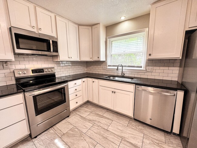 Building Photo - $1,695 - 3 Bed, 2 Bath House in Raytown, MO