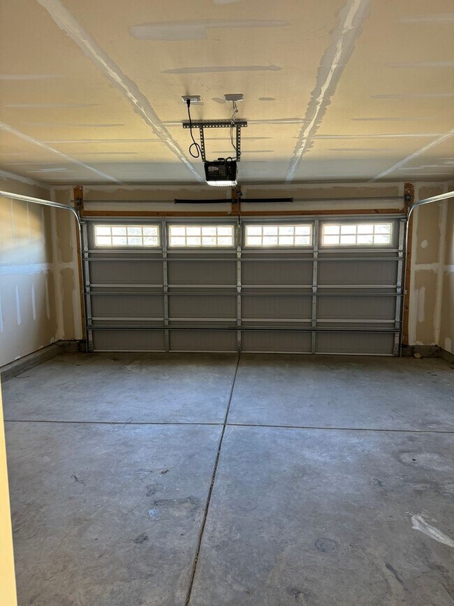 Building Photo - Price & Location!