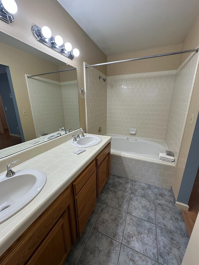 Building Photo - 813 E Mockingbird Ln