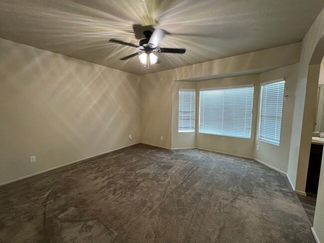 Building Photo - 4 BEDROOM HOME!