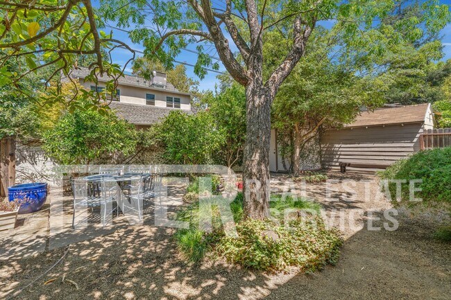 Building Photo - 532 40th St