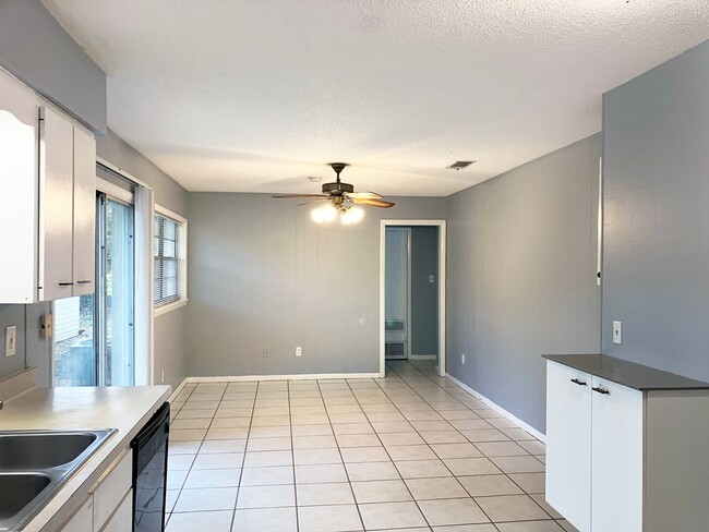 Building Photo - Lovely 3 Bedroom Home in Northwood - Fenced-in Yard