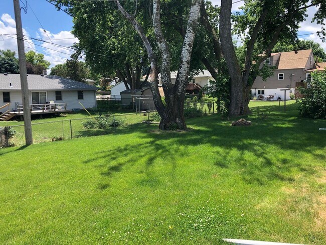 Building Photo - Large 4 bedroom 2 bath home right off of West Center